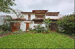 House with spacious garden and pool in an exclusive gated community near Praia d