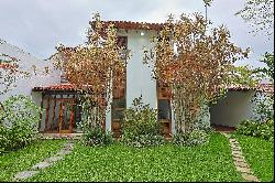 House with spacious garden and pool in an exclusive gated community near Praia d