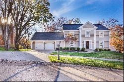 Recently renovated 4-bed executive rental home nestled in prestigious Des Peres