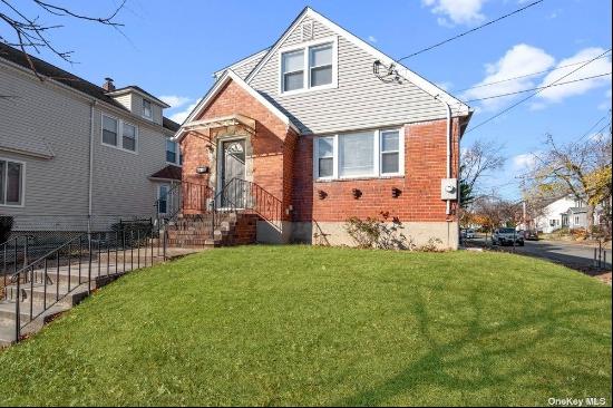 Welcome to 95 Charles St, Floral Park. This beautiful home has a fully updated kitchen, ha