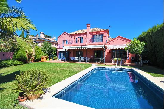 A charming villa in the heart of Marbella in an established residential area.