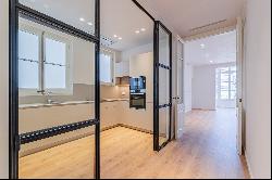 Newly renovated high floor apartment in Eixample