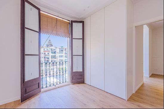 Newly renovated high floor apartment in Eixample