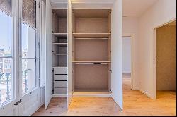 Newly renovated high floor apartment in Eixample