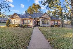 Beautiful Residence with Pool & Hot Tub in Woodgate Subdivision in Palestine