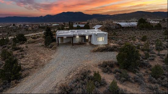 1232 La Luna Ln, Taos NM 87571