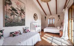 Elegant villa with a traditional Andalusian-style design set in , Marbella 29660