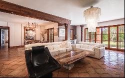 Elegant villa with a traditional Andalusian-style design set in , Marbella 29660