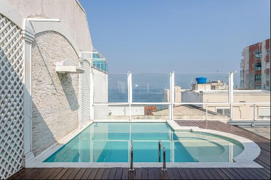 Renovated triplex penthouse with pool near the beach