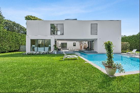 Located south of the highway, seconds from Atlantic Beach in Amagansett, this luxurious re