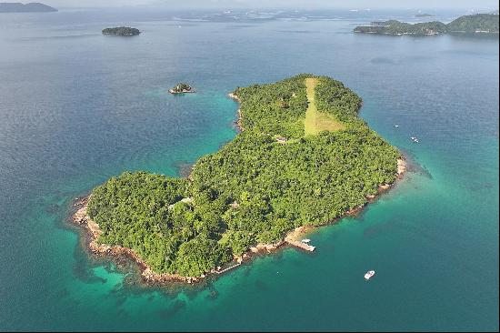 Private island in Angra dos Reis with airstrip and luxurious infrastructure