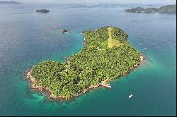 Private island in Angra dos Reis with airstrip and luxurious infrastructure