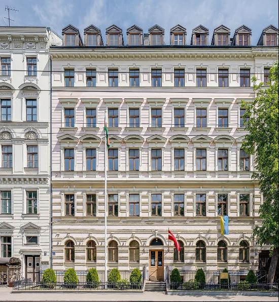 Apartment with a view of the park, in the Embassy district