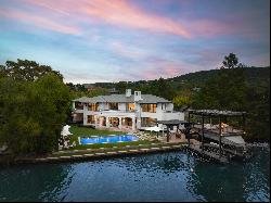 Lakeshore Elegance: A Luxurious Waterfront Retreat on Lake Austin