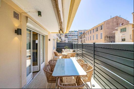 Contemporary apartment renovated in the heart of La Banane in Cannes.