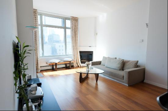 1 Bedroom (easy real 2 bed conversion) 2 full Bathrooms on a high floor with open views