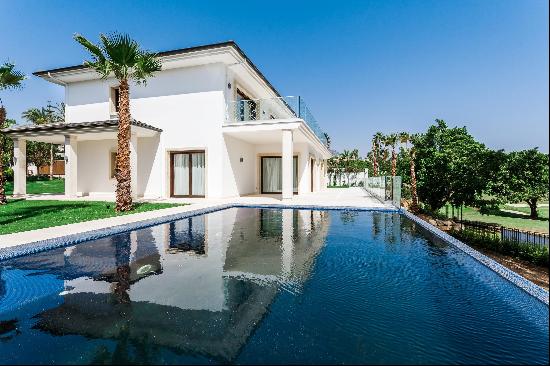 This brilliant villa has spacious living areas and frontline golf views.