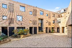 Sophisticated Four-Bedroom Townhouse in Queen’s Park