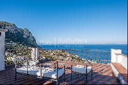 Penthouse with terraces in the heart of Capri