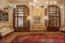 Monumental historic mansion in the heart of Naples