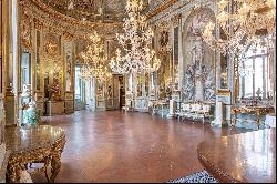 Monumental historic mansion in the heart of Naples