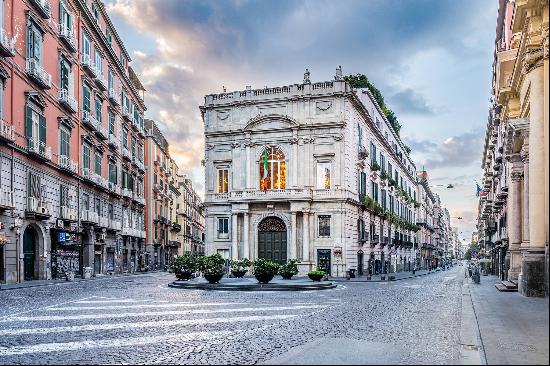 Monumental historic mansion in the heart of Naples