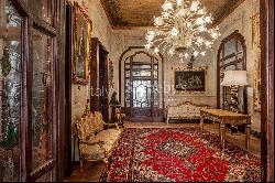 Monumental historic mansion in the heart of Naples