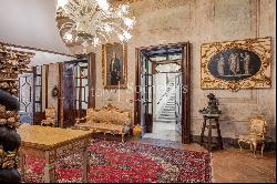 Monumental historic mansion in the heart of Naples