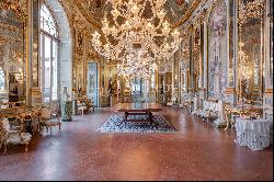 Monumental historic mansion in the heart of Naples