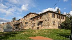 Country Estate with ten units and heated pool, Siena – Tuscany