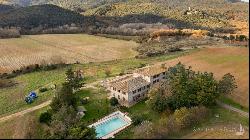 Country Estate with ten units and heated pool, Siena – Tuscany