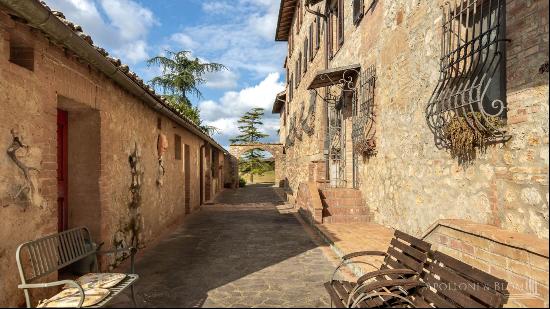 Country Estate with ten units and heated pool, Siena – Tuscany