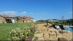 Country house with land and swimming pool, for sale in Montefollonico 