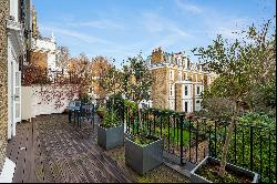 A beautiful first-floor apartment with a large terrace overlooking communal gard