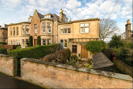 A beautifully decorated ground floor flat with a garden and exceptional sea views.