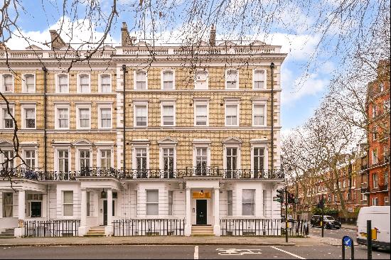 Elegant South Kensington living. A spacious 3-bedroom period apartment in prime location.