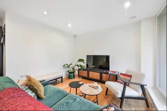 Modern two bedroom apartment to rent in Tabard Street SE1.