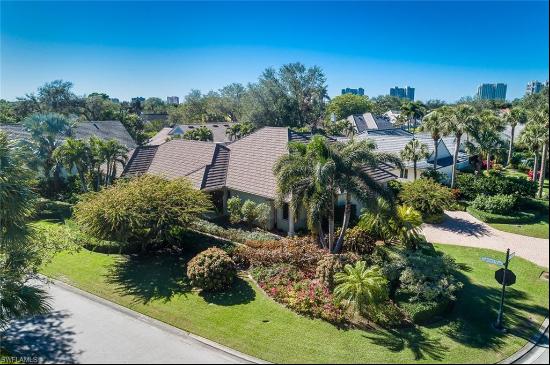 720 PINE CREEK LN, Naples, FL, 34108, USA