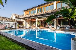 Elegant detached property with garden and pool