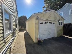 42 Hollyhock Rd, Levittown NY 11756