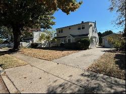 42 Hollyhock Rd, Levittown NY 11756