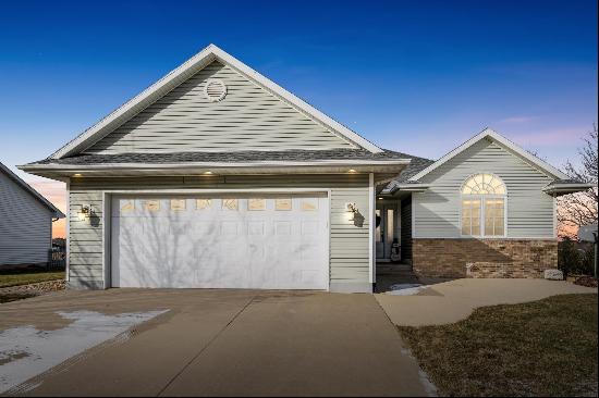 802 Juniper Drive, Independence IA 50644