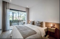 Sophisticated fully renovated ground-floor aparment in Altos Rea, Marbella 29602