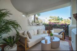 Sophisticated fully renovated ground-floor aparment in Altos Rea, Marbella 29602