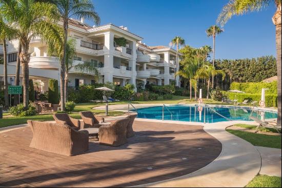 Sophisticated fully renovated ground-floor aparment in Altos Rea, Marbella 29602