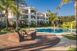 Sophisticated fully renovated ground-floor aparment in Altos Rea, Marbella 29602