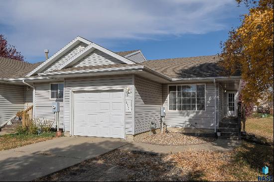 2001 S Dorothy Cir, Sioux Falls SD 57106