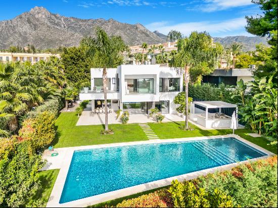 Elegant Contemporary Villa in Marbella with Sea Views and Luxurious Amenities