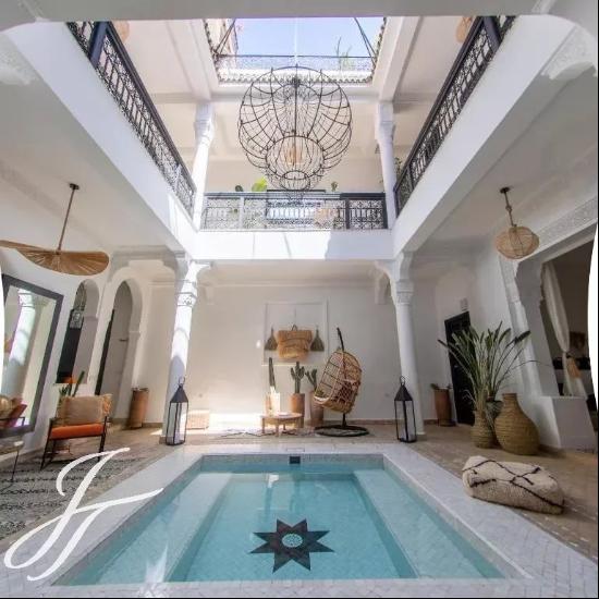 Handsome 5 bedroom and 2 pools