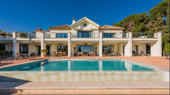 Villa with sea views located in Marbella's Golden Mile.